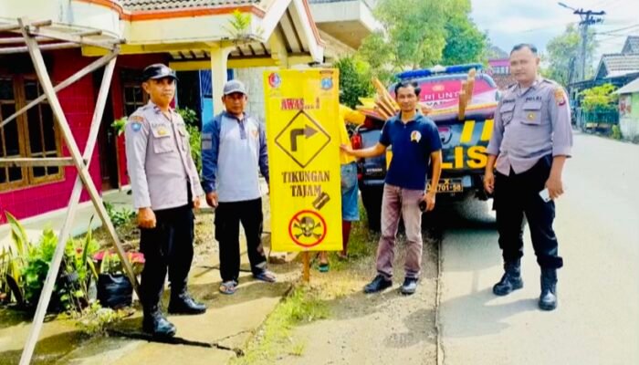 Polsek Kedungadem dan Pemdes Kesongo Kolaborasi Pasang Rambu di Jalur Rawan Laka