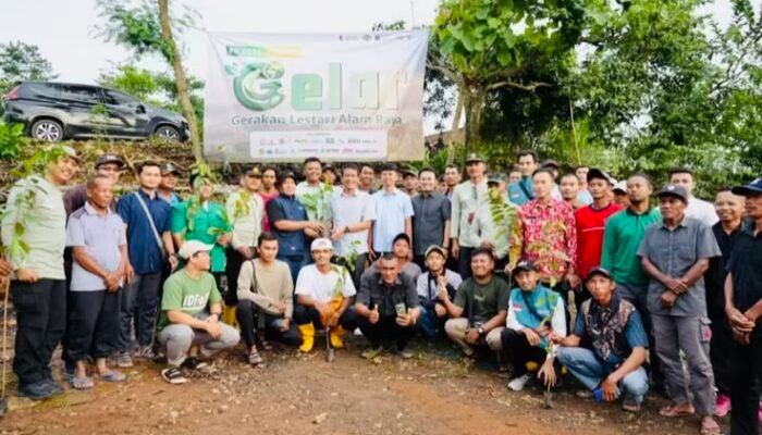 Bupati Bojonegoro Serahkan 2.300 Bibit Pohon, di Desa Miyono