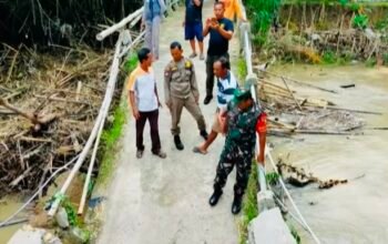 Babinsa Koramil 0812/07 Bluluk Sigap Tangani Dampak Jembatan Ambruk Penghubung Lamongan-Bojonegoro