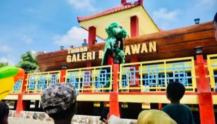 Atraksi Barongsai di Hari Libur Natal di Taman Galeri Bengawan
