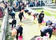 Hari Ibu, Disnakkan Bojonegoro Gelar Lomba Tangkap Ikan