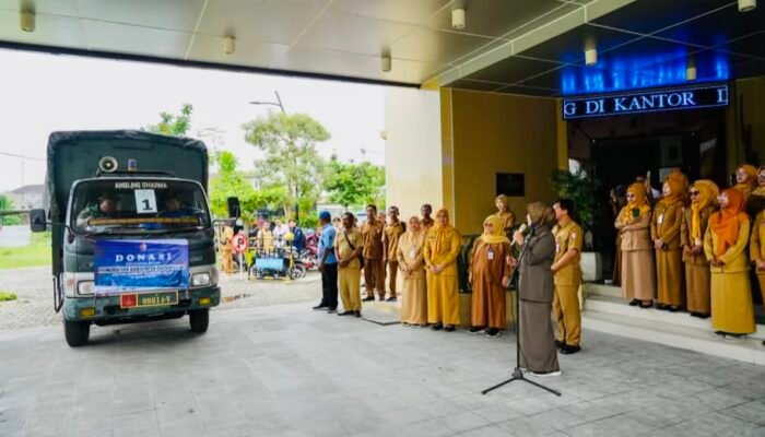 Pesan Wakil Bupati Bojonegoro Saat Lepas 18 Truk Bantuan ke Sumatera