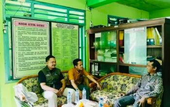 Perkuat Literasi Anak Purwoasri, Relima Serahkan Bantuan Buku ke Sanggar Baca MI Darul Ulum