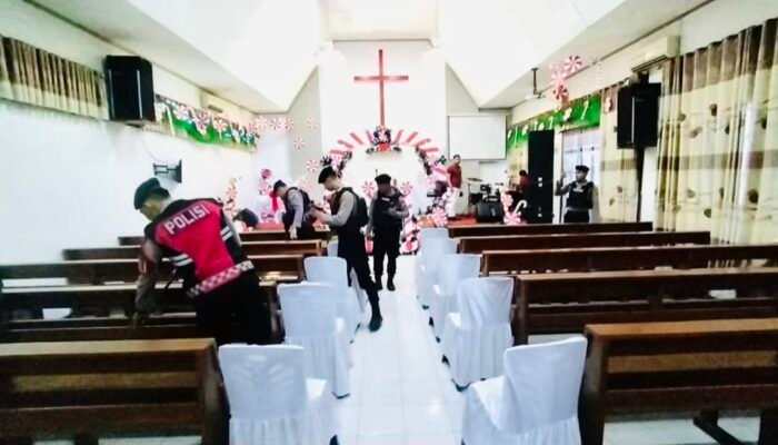 Polres Bojonegoro Sterilisasi Gereja Jelang Ibadah guna Pastikan Keamanan Jemaat