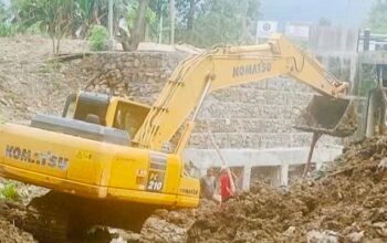 Ekskavator Normalisasi Sungai Pasca-Longsor di Bubulan; Korban Terima Bantuan Dinsos