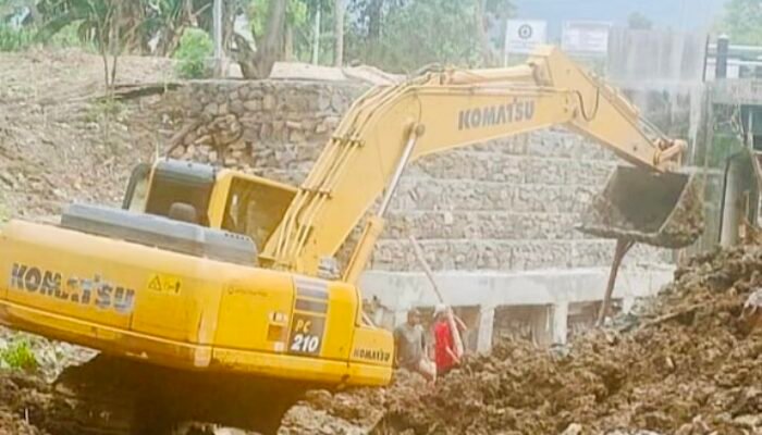 Ekskavator Normalisasi Sungai Pasca-Longsor di Bubulan; Korban Terima Bantuan Dinsos