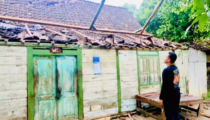 Bojonegoro Diterjang Angin Kencang, Puluhan Rumah di Tambakrejo dan Ngambon Rusak