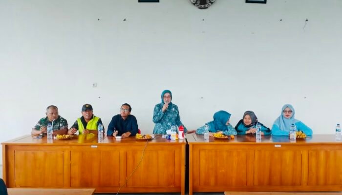 TNI dan Pemdes Ketapangtelu Salurkan Bantuan Sembako ke Warga Terdampak Banjir