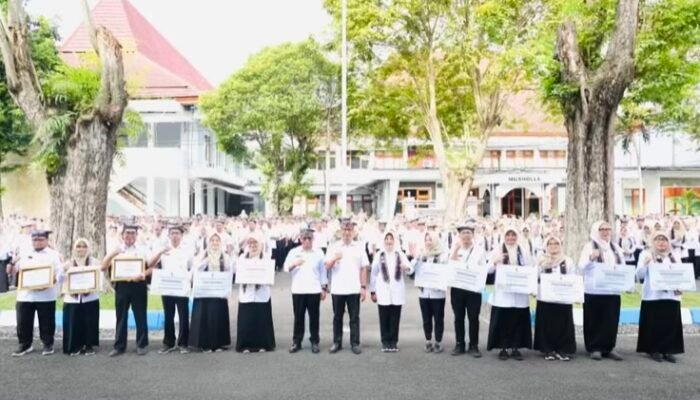 Tingkatkan Layanan Publik, Bupati Bojonegoro Beri Penghargaan Kesehatan