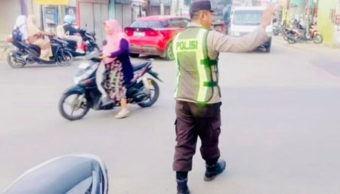 Polsek Kedungadem Bojonegoro Atur Arus Lalu Lintas Pagi Hari