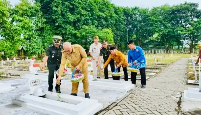 Ziarah TMP Lamongan: Kodim 0812 Peringati HUT LVRI dan Pemuda Panca Marga