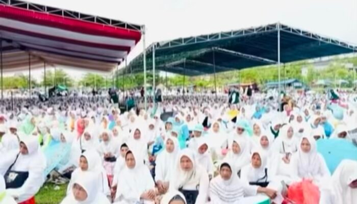 Diguyur Hujan, Ribuan Jamaah Ikatan Hajjah Muslimat NU Bojonegoro Tetap Antusias Hadiri Pengajian di Kepohbaru