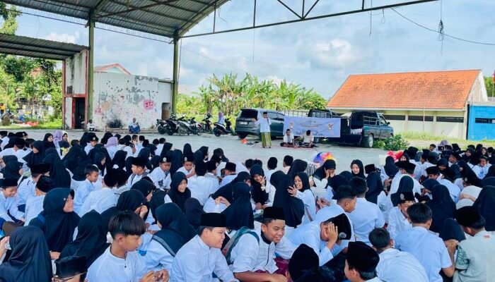 Peringati Isra’ Mi’raj, MI Muhammadiyah 1 Kedungadem Bagikan 1000 Nasi Kotak