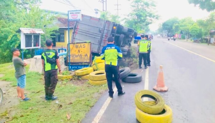 Jalur Tengkorak Balen Bojonegoro Kembali Memakan Korban, Truk Box Terperosok ke Irigasi