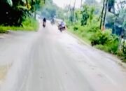 Dump Truck Proyek Irigasi Waduk Pacal Sebabkan Jalan Sugihwaras Balen Licin