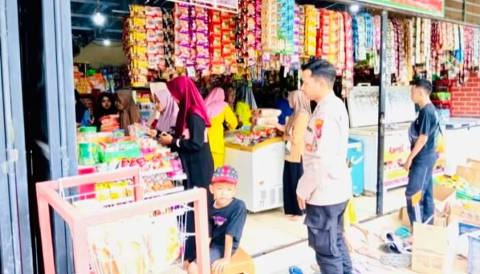 Patroli Polsek Kanor Bojonegoro Menjaga Keamanan di Kawasan Pertokoan dan Pusat Aktivitas
