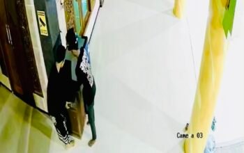 Dua Pencuri Kotak Amal di Sukosewu, Bojonegoro Terekam CCTV