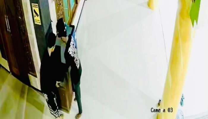 Dua Pencuri Kotak Amal di Sukosewu, Bojonegoro Terekam CCTV