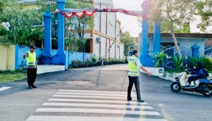 Polsek Temayang Atur Lalu Lintas di Perempatan Terminal Temayang