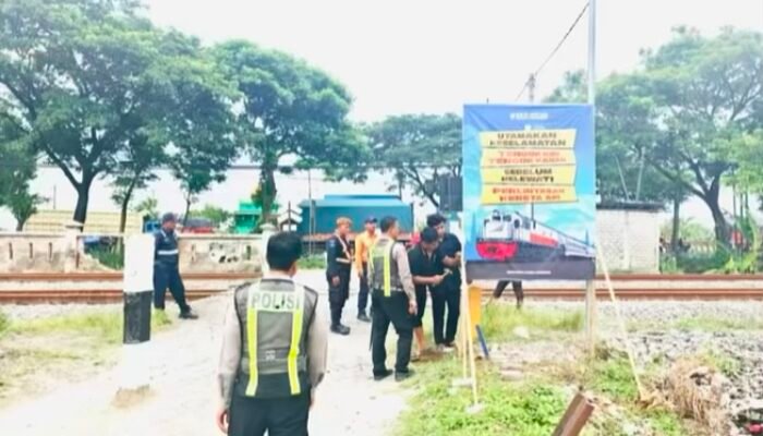 Pemasangan Banner Himbauan Keselamatan oleh Satlantas Polres Lamongan