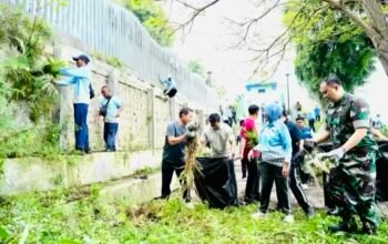 Bupati Bojonegoro Pimpin Kerja Bakti Massal di Taman Bengawan Solo