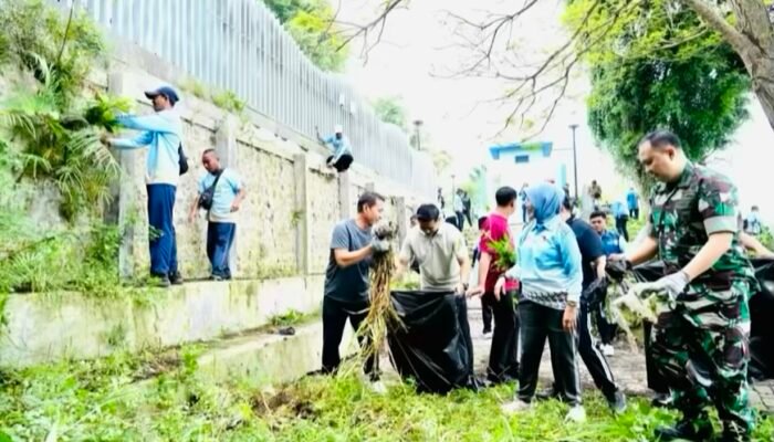Bupati Bojonegoro Pimpin Kerja Bakti Massal di Taman Bengawan Solo