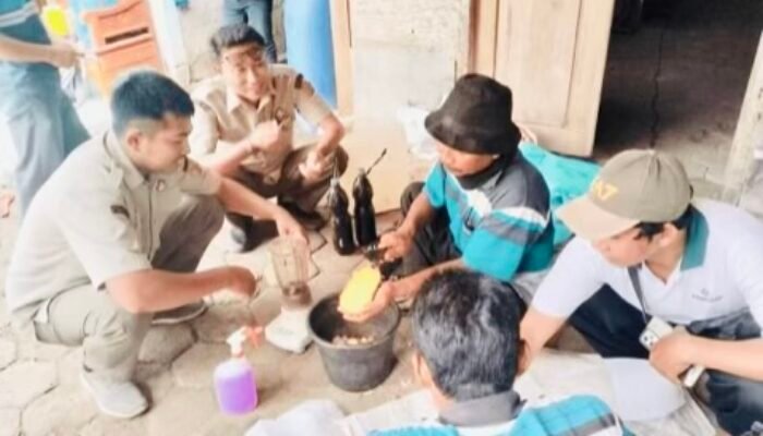 Petani Ngraho Bojonegoro Sukses Buat Dekomposer Sendiri