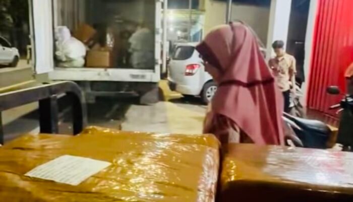 Terbongkar! Rokok Ilegal Dikirim Lewat Ekspedisi di Madura, Paket Besar Dinaikkan ke Truk Boxs Pengiriman