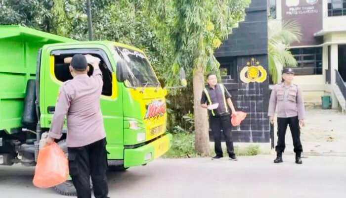 Polsek Trucuk Bojonegoro Gelar Pembagian Takjil di Ramadhan 1447 H