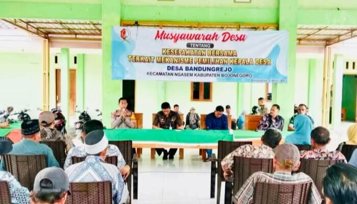 Kapolsek Ngasem Iptu Mujianto Hadiri Musyawarah Desa di Bandungrejo