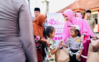 Kapolres Bojonegoro Dampingi Siswa TK Bagi Takjil