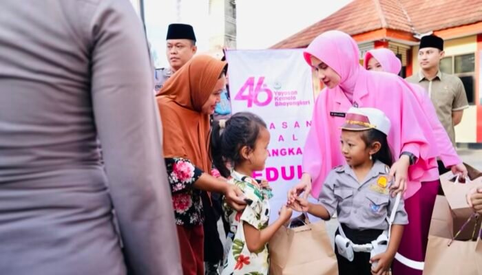 Kapolres Bojonegoro Dampingi Siswa TK Bagi Takjil