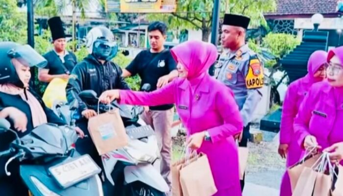 Aksi Sosial Polsek Kasiman: Berbagi Takjil di Bulan Suci Ramadhan