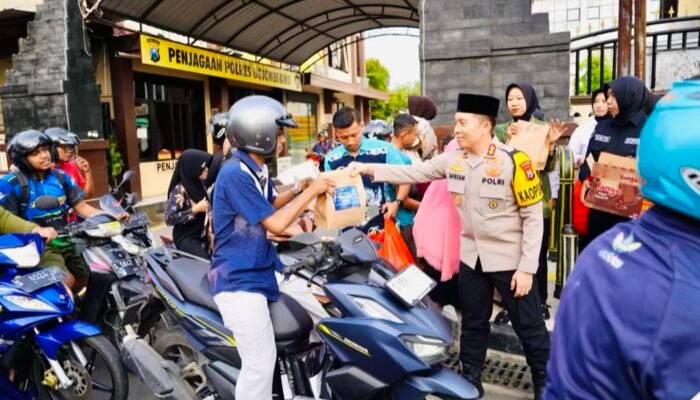 Polres Bojonegoro Berbagi Takjil di Jalan MH Thamrin