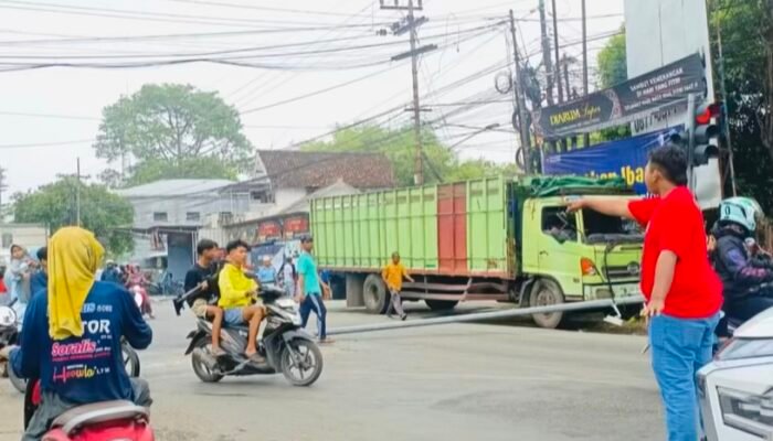 Truk Tronton Seruduk Brio di Prapatan Balen Bojonegoro