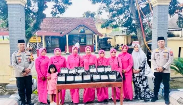 Polsek kanor Bojonegoro Gelar Aksi berbagi Takjil