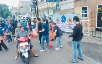 PJI Gelar Aksi Sosial Bagi 1.100 Paket Takjil di Surabaya
