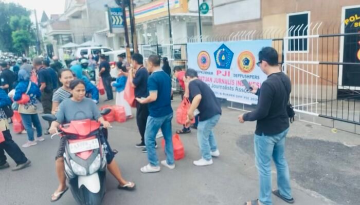 PJI Gelar Aksi Sosial Bagi 1.100 Paket Takjil di Surabaya