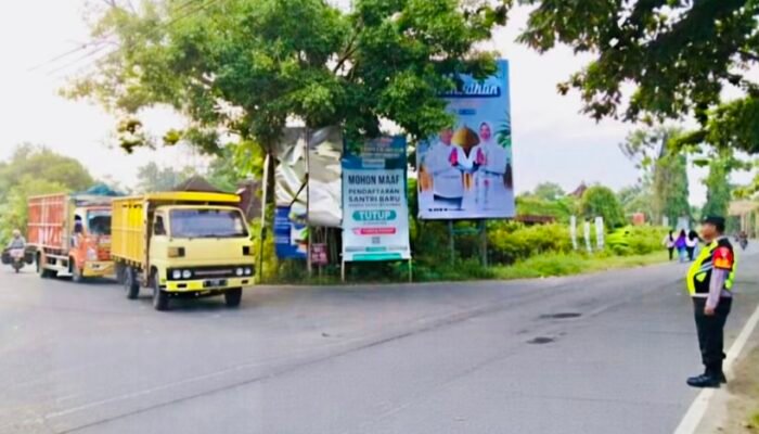 Upaya Tekan Angka Kecelakaan, Personel Polsek Sugihwaras Bojonegoro Amankan Jalur Padat Pagi