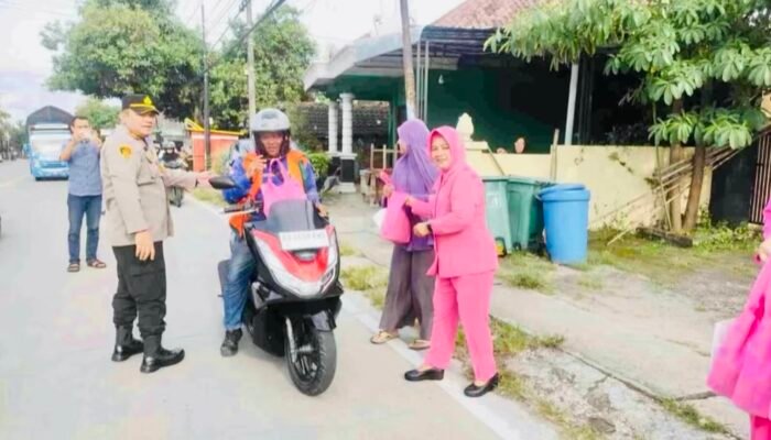 Berbagi Takjil di Bulan Suci Ramadhan oleh Polsek Kalitidu