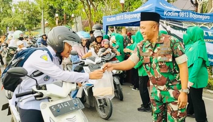 Persit Kodim 0813 Bojonegoro Bagikan Ratusan Takjil Gratis