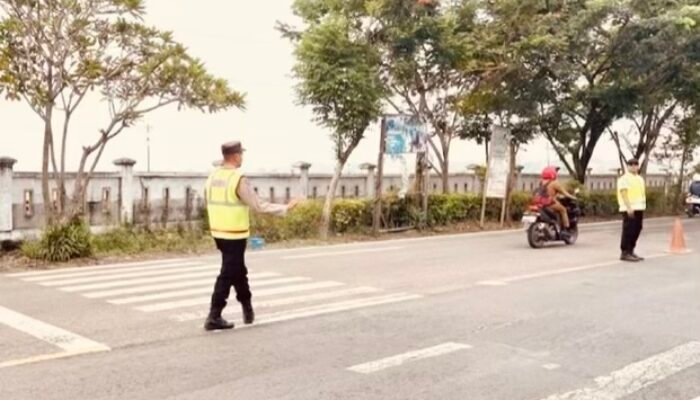 Polsek Balen Bojonegoro Atur Lalin Pagi, Fokus di Titik Rawan