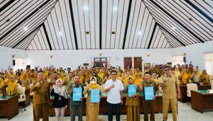 Bupati Bojonegoro  Serahkan SK Pensiun Periode April-Juni 2026