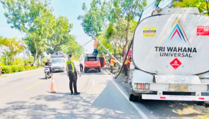 Gagal Kuasai Kemudi, Truk Tangki Trailer Terperosok di Jalur Bojonegoro–Babat