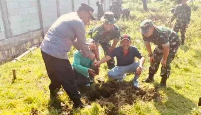 Penanaman Pohon Bersama Polsek Bubulan dan TNI di Desa Ngorogunung