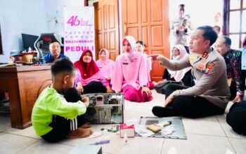 Bocah Jenius Bojonegoro Dapat Laptop dari Kapolres
