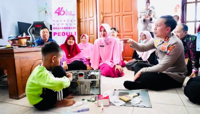 Bocah Jenius Bojonegoro Dapat Laptop dari Kapolres