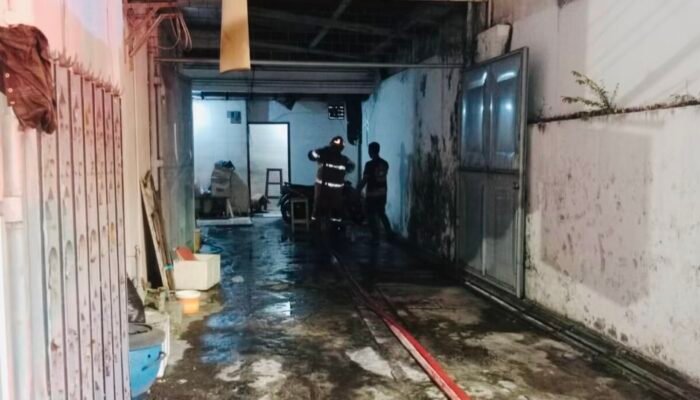 Dinas Pemadam Kebakaran Bojonegoro Tanggapi Musibah Kebakaran di Toko Plastik