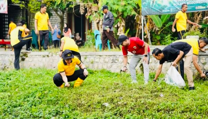 Sambut HUT Bhayangkara ke-80, Polres Bojonegoro Bersih-Bersih Sungai