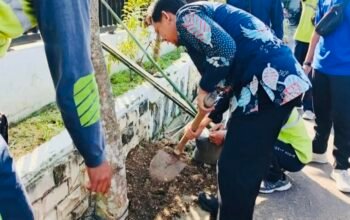 Dinsos Bojonegoro Hijaukan Makam Tokoh Kanjeng Soemantri